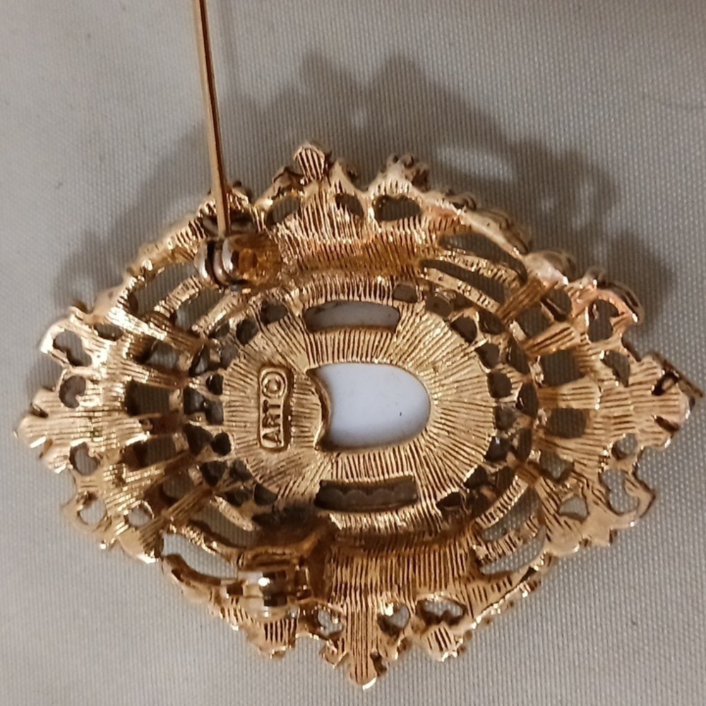 🎈VINTAGE Cameo Brooch Marked Art 2"x1.5"0 - Picture 6 of 7